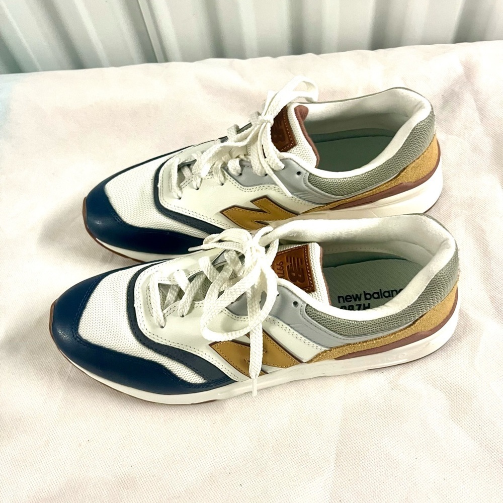 New Balance Beige and Navy Sneakers with Gold Accents - Picture 5 of 9